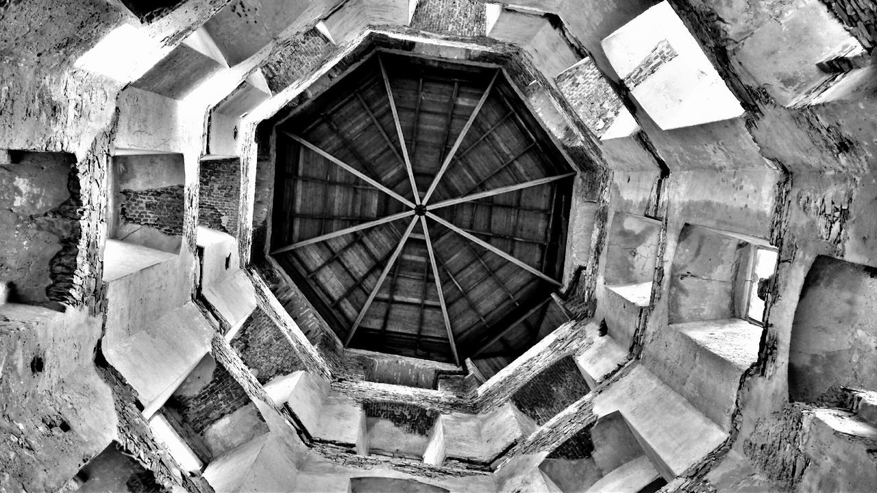 architecture, built structure, building exterior, building, old, low angle view, history, pattern, window, damaged, day, abandoned, architectural feature, full frame, no people, sunlight, residential building, house, residential structure, ceiling