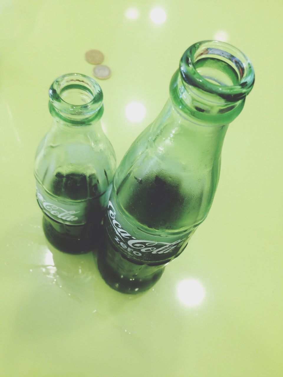 indoors, close-up, glass - material, still life, water, transparent, studio shot, table, reflection, bottle, white background, drinking glass, no people, green color, glass, drink, high angle view, jar, food and drink, liquid