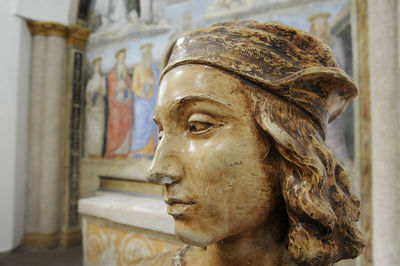 Close-up of statue against temple. rappresentation of raffaello sanzio.