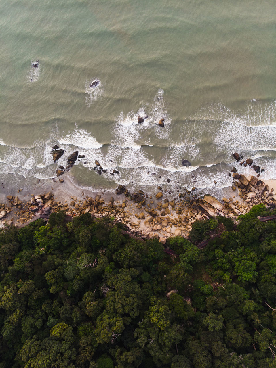 HIGH ANGLE VIEW OF ROCKS ON SHORE