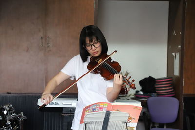 Young woman playing violin