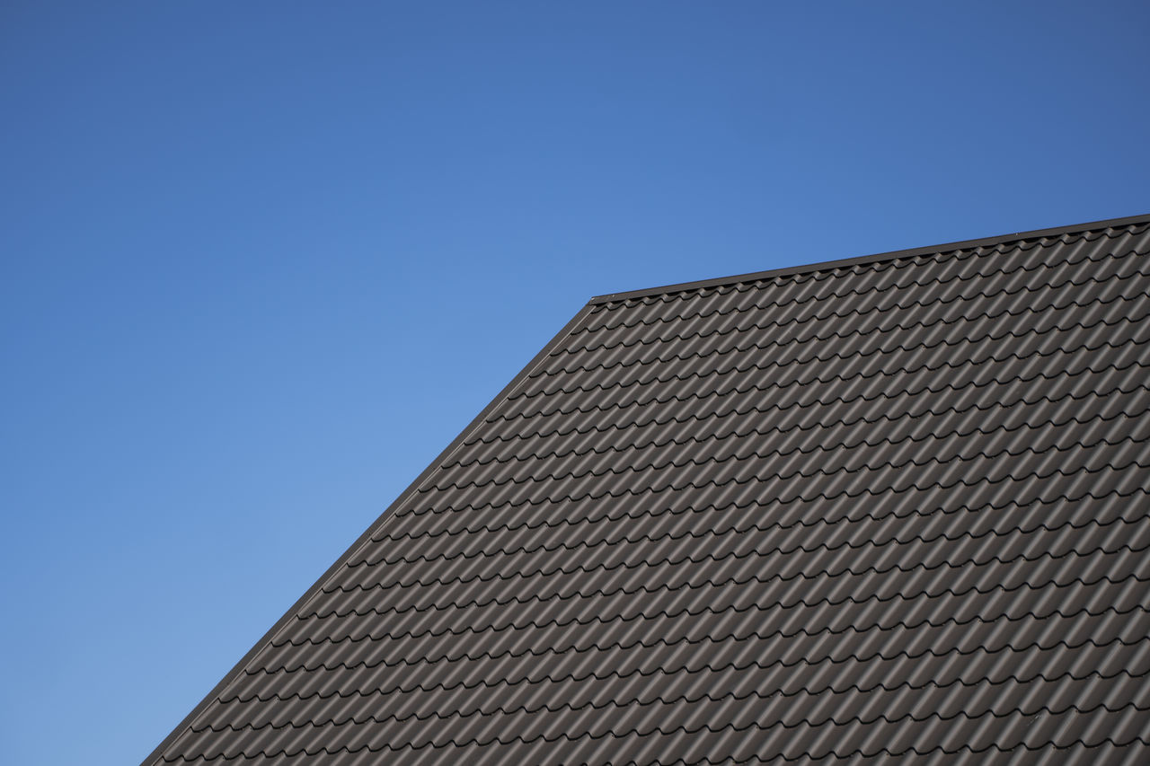 LOW ANGLE VIEW OF BUILDING ROOF AGAINST CLEAR SKY