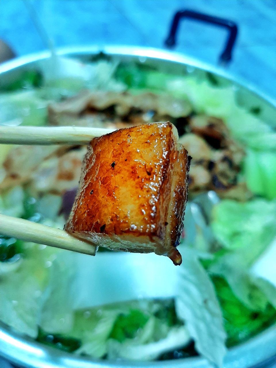 HIGH ANGLE VIEW OF BREAD ON BARBECUE