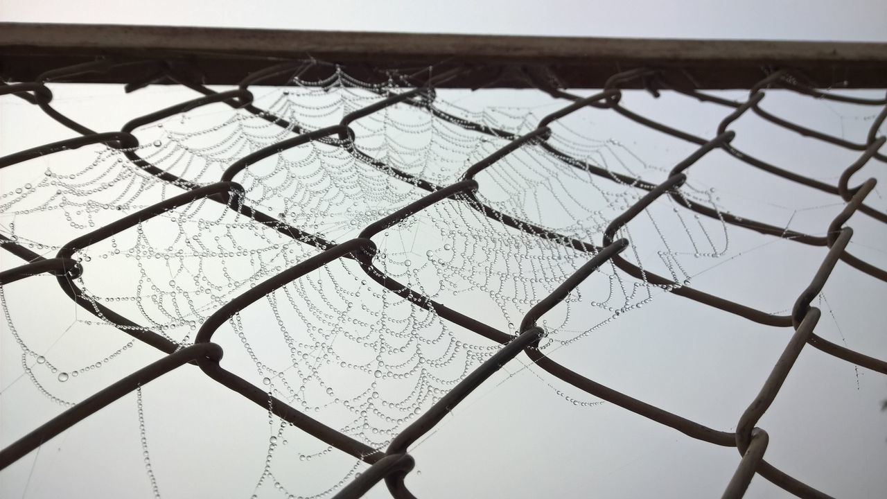 FULL FRAME SHOT OF CHAINLINK FENCE