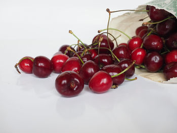 Close-up of cherries in bowl