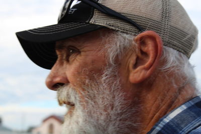 Close-up of man wearing sunglasses against sky