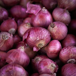 Red onions at the market stall