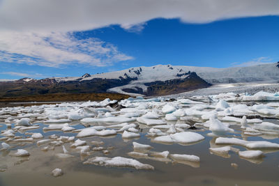 Scenic view of icebergs and mountains on jokulsarlon glacial lagoon