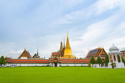 Wat phra kaew against sky