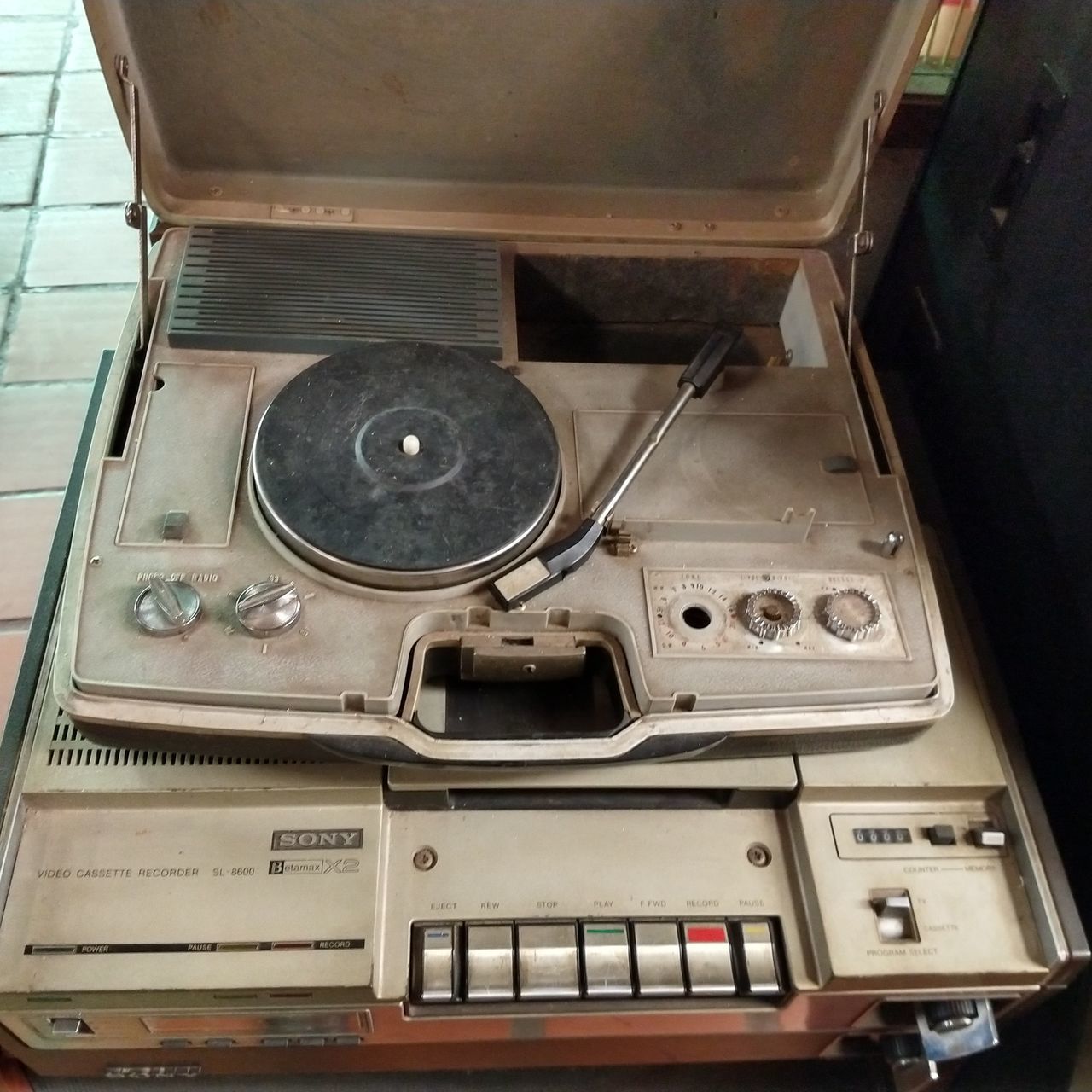 HIGH ANGLE VIEW OF OLD MACHINE PART IN KITCHEN