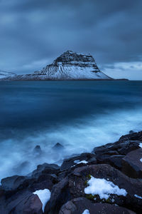 Scenic view of the kirkjufell mountain from grundarfjordur in the snaefelsness peninsula, iceland