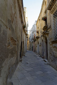 Narrow alley amidst buildings in city