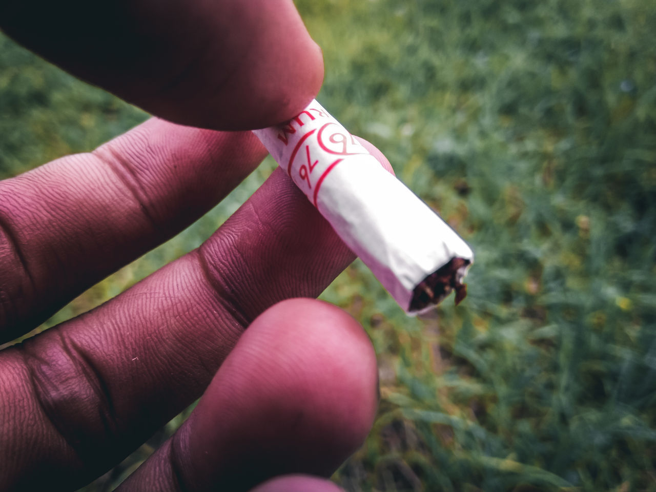 MIDSECTION OF PERSON HOLDING CIGARETTE