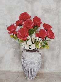 Close-up of red roses in vase on table