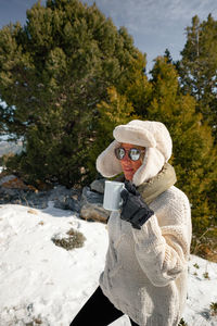 A beauty girl on the winter background with coffe cup.
