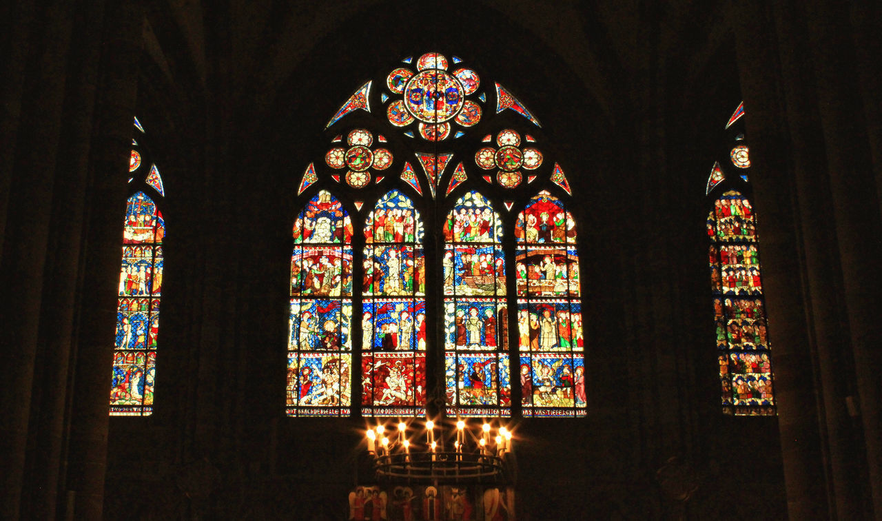 LOW ANGLE VIEW OF STAINED GLASS WINDOW IN BUILDING