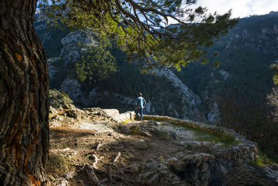 Man on a lookout the sierras de tejeda, almijara y alhama natura