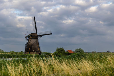 Beautiful wooden windmills at sunset in the dutch village of kinderdijk. windmills run on the wind.