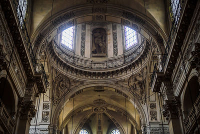 Beautiful nave of the saint paul church in paris