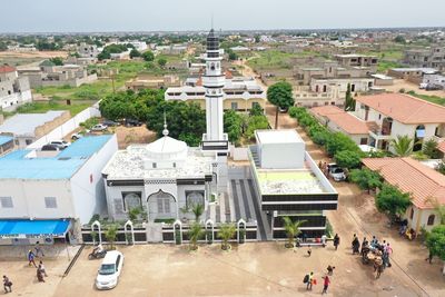 Maison avec une mosquée à touba, senegal