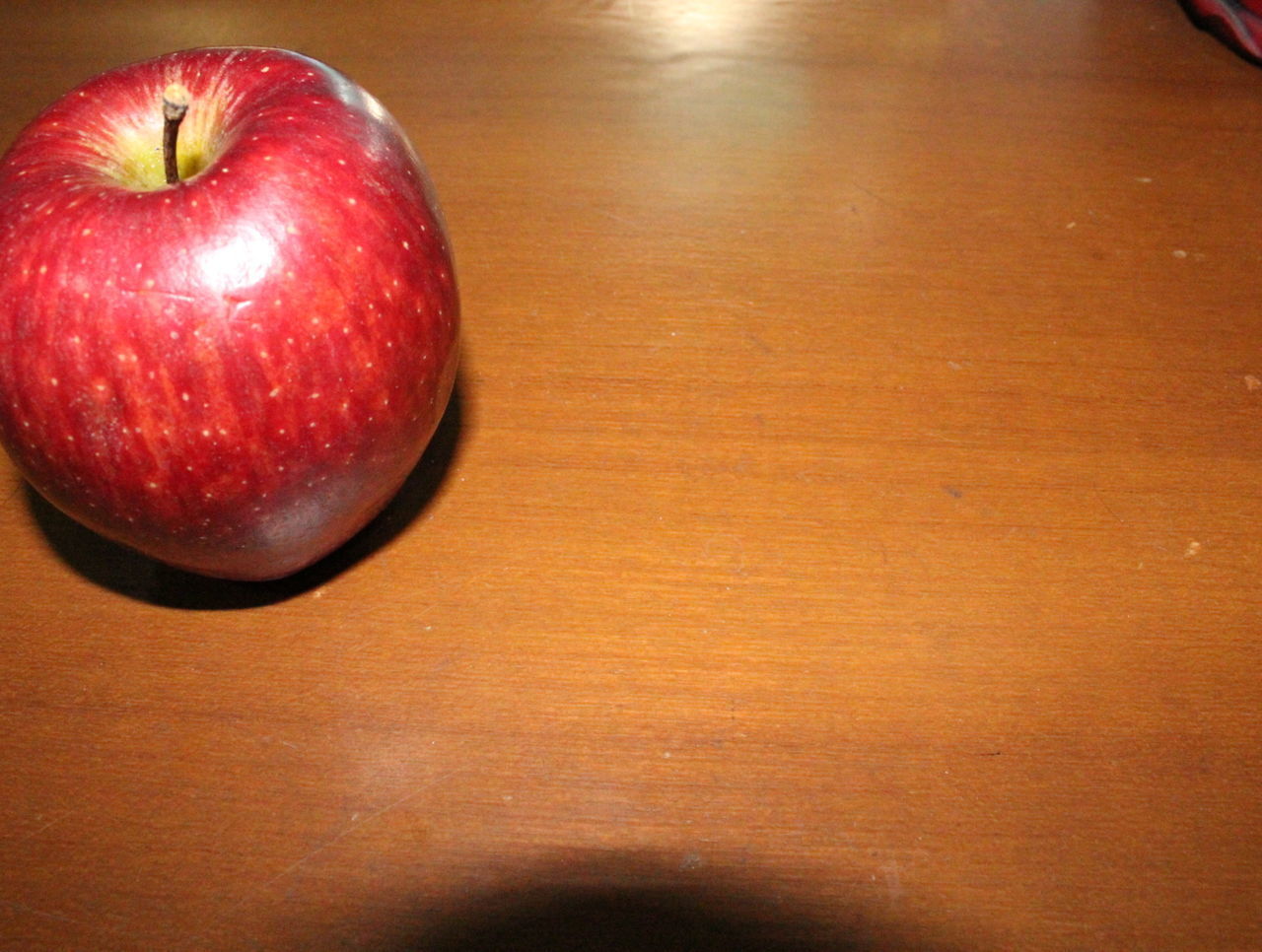 CLOSE-UP OF APPLES ON TABLE