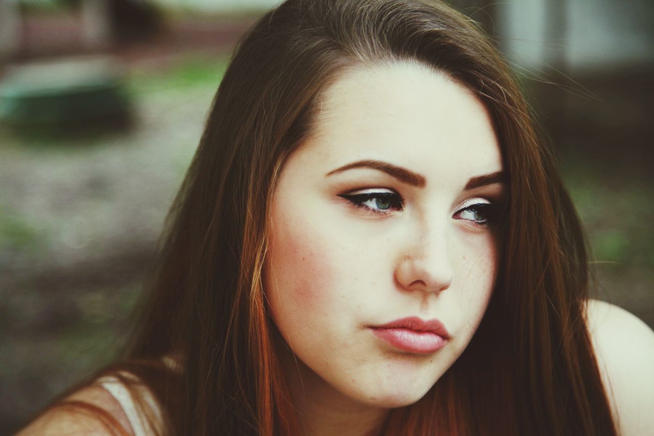 headshot, portrait, looking at camera, young women, person, young adult, long hair, close-up, focus on foreground, lifestyles, front view, human face, head and shoulders, brown hair, leisure activity, smiling, beauty