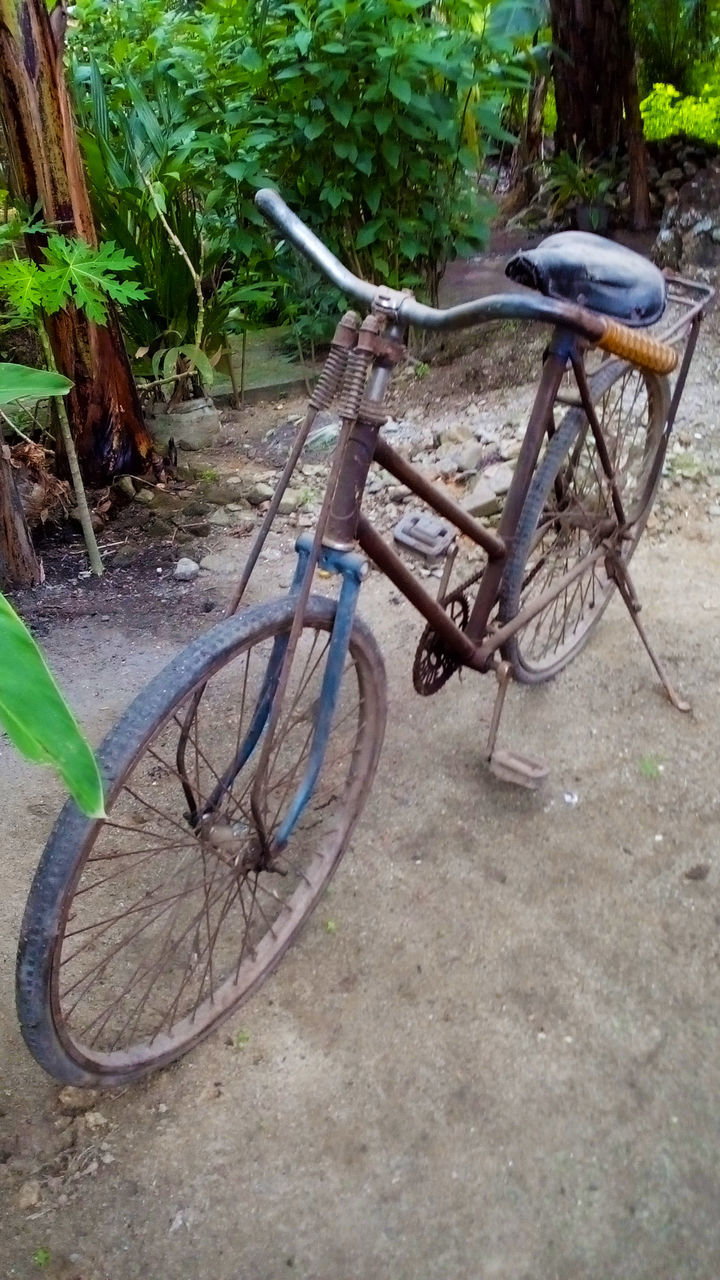 HIGH ANGLE VIEW OF BICYCLE PARKED ON GROUND