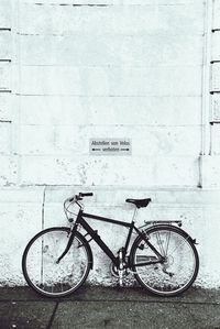 Bicycle sign on wall