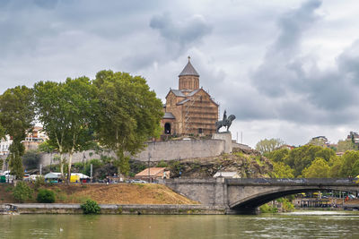 Virgin mary metekhi church on the cliff plateau above the kura river, tbilisi, georgia