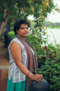 A casually ethnic dressed indian woman at rabindra sarovar lake, kolkata. photo taken in afternoon. 