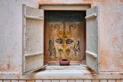 Mural with trident of the hindu god shiva in the mehrangarh fort, jodhpur, rajasthan,  india