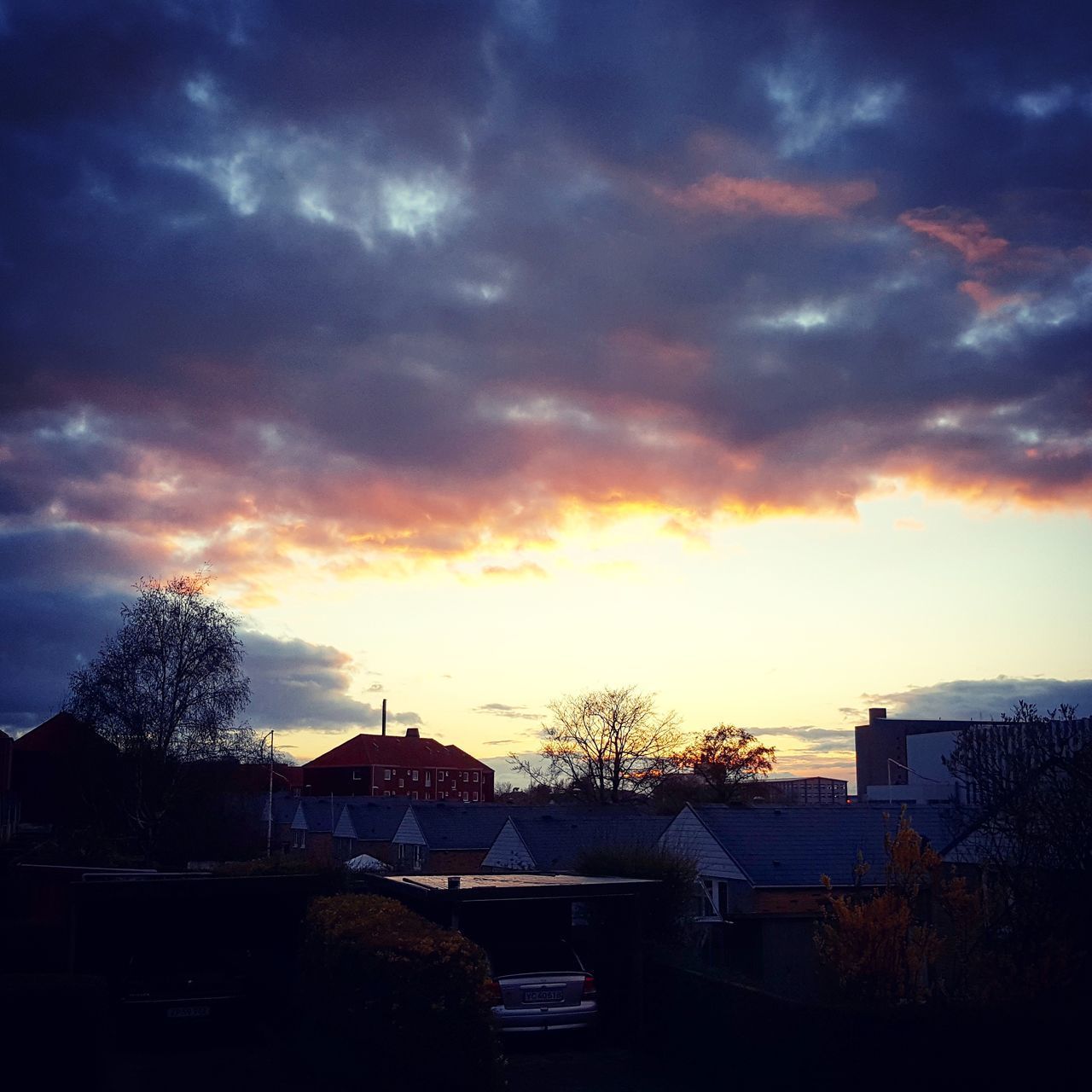 SILHOUETTE BUILDINGS AGAINST DRAMATIC SKY