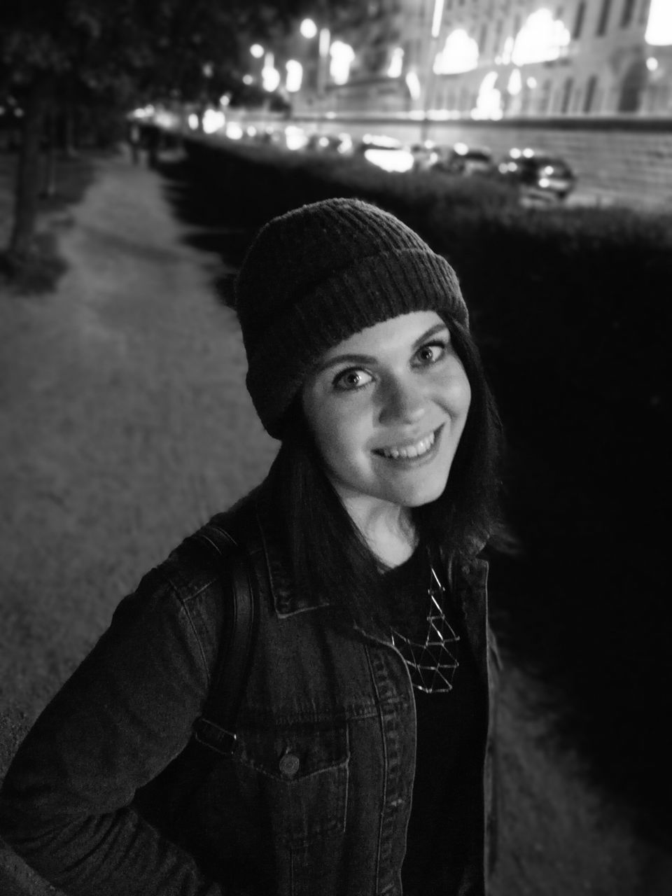 PORTRAIT OF YOUNG WOMAN SMILING