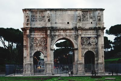 Triumphal arch against sky