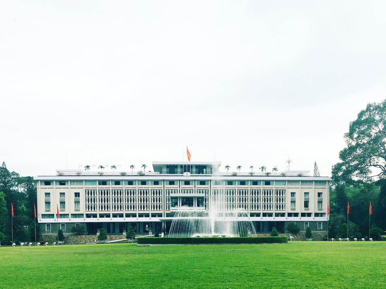 architecture, grass, building exterior, built structure, clear sky, lawn, copy space, day, outdoors, growth, government building, government, facade, sky, in front of, grassy, parliament building, grassland, no people, exterior, green color