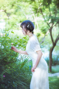 Side view of woman sitting on field