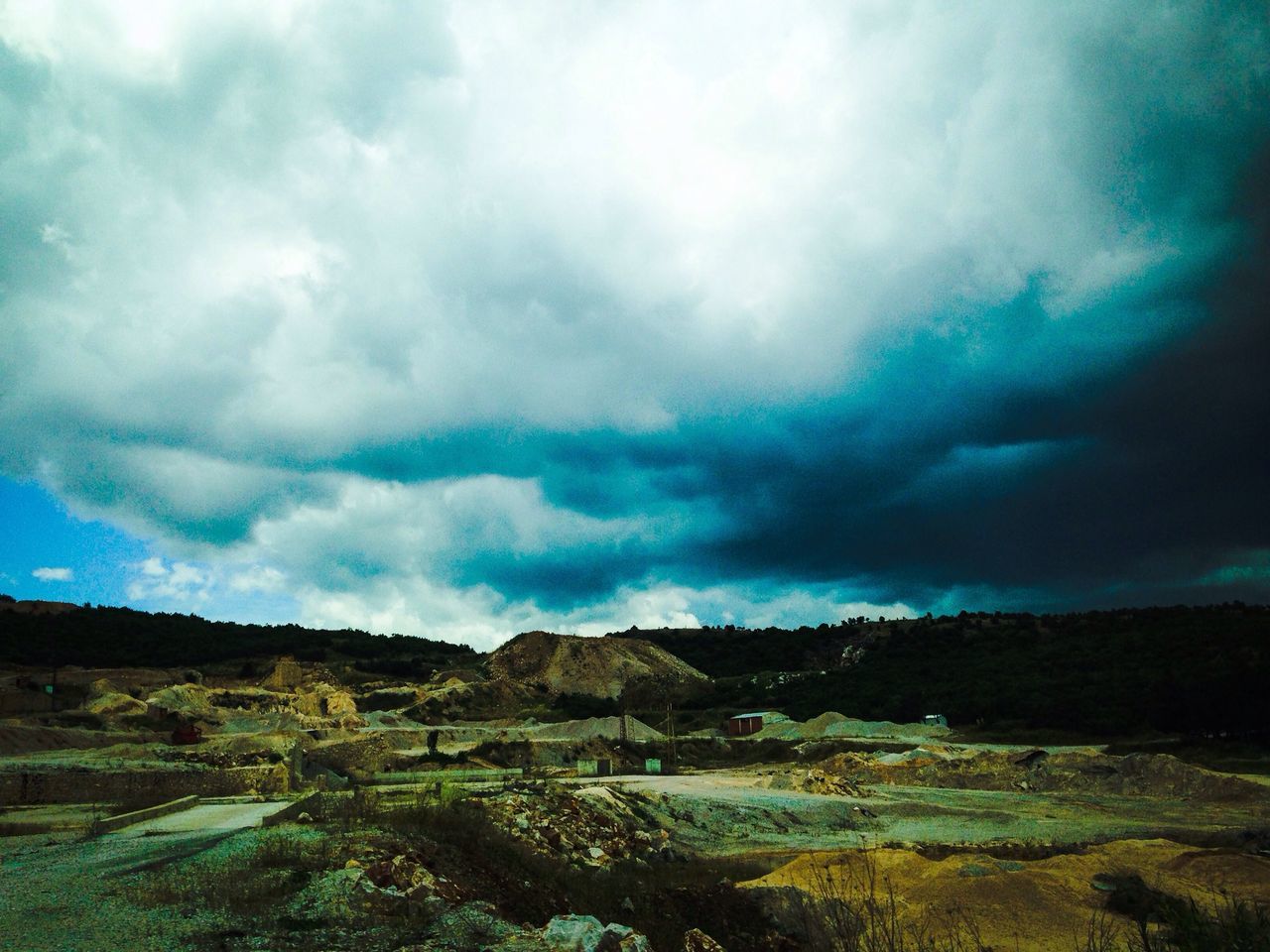 sky, landscape, cloud - sky, cloudy, tranquil scene, tranquility, scenics, field, nature, beauty in nature, weather, overcast, cloud, storm cloud, rural scene, non-urban scene, horizon over land, dramatic sky, remote, grass