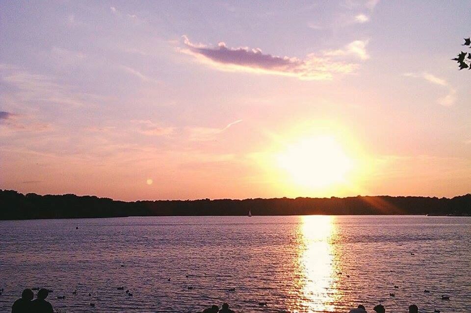 sunset, sun, water, tranquil scene, scenics, tranquility, sky, beauty in nature, silhouette, waterfront, reflection, sunlight, lake, nature, sunbeam, rippled, idyllic, river, cloud - sky, cloud