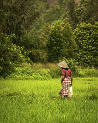 Full length of man wearing hat on field