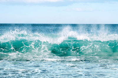 A breaking wave between the sea and the sky.