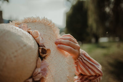 Close-up of hand holding leaf