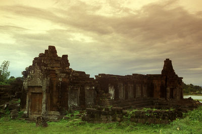 Old ruins of building against sky