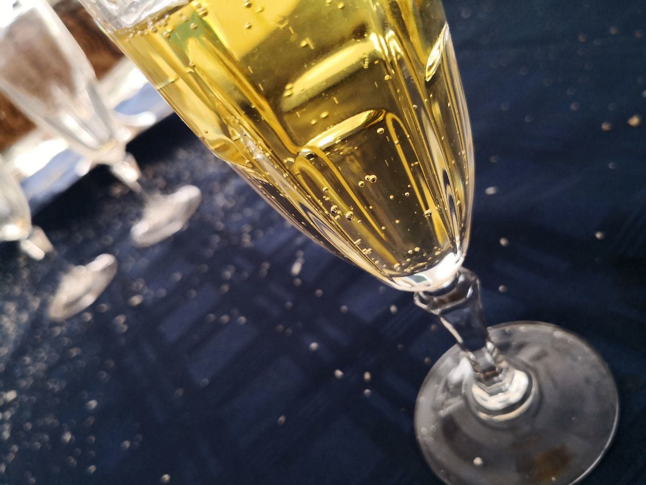 HIGH ANGLE VIEW OF WINE IN GLASS BOTTLE ON TABLE