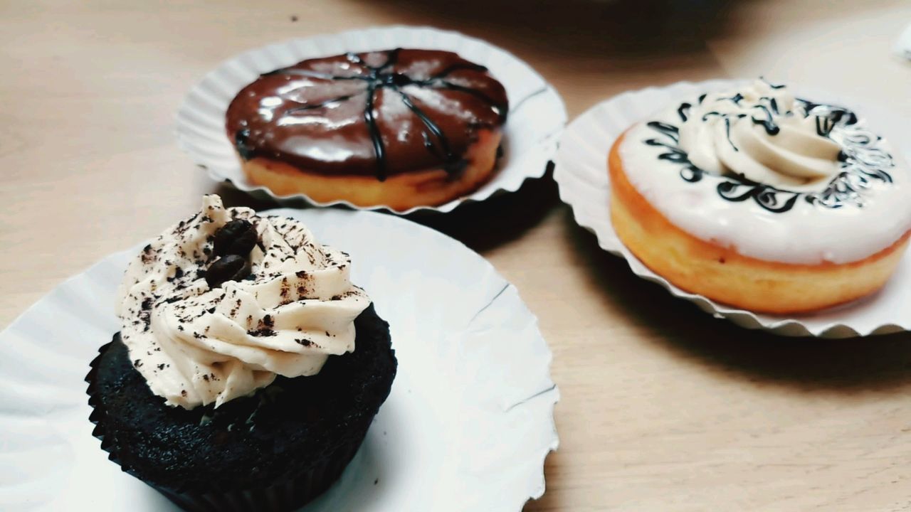 HIGH ANGLE VIEW OF CHOCOLATE CAKE ON PLATE