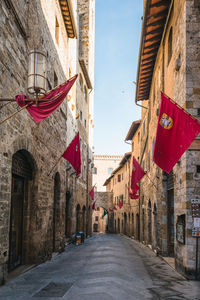 View of the alleys of the historic center of the village of san gimignano, a heritage of humanity