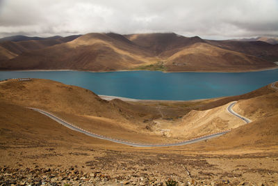 Scenic view ofyamdrok lake and mountains against sky