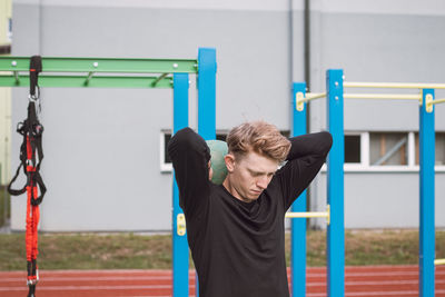 Fitness trainer exercises the upper half of the body on court