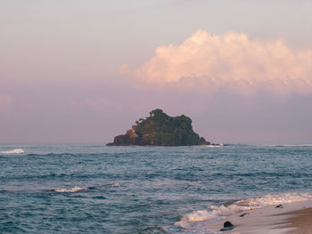 Yakinige duuwa from the coast