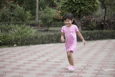 In the afternoon, a little boy was playing happily in the park.