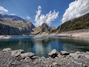 Wide view of mountains at the foot of the lake